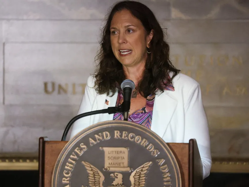 كولين شوجان تلقي كلمة بعد مراسم أداء اليمين الدستورية لتولي رئاسة إدارة الأرشيف الوطني بالعاصمة واشنطن. 11 سبتمبر 2023 - REUTERS