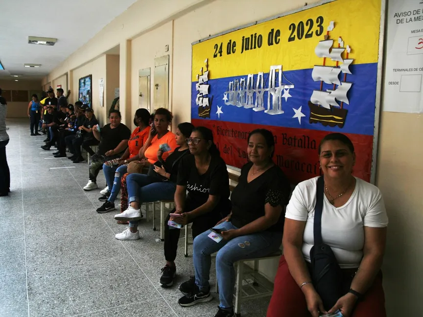 فنزويليون يشاركون في محاكاة استفتاء تشاوري حول إيسيكويبو في بلدية سان فرانسيسكو بولاية زوليا بفنزويلا. 19 نوفمبر 2023 - AFP