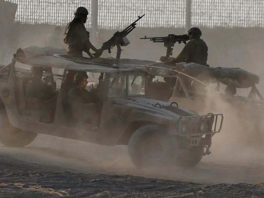 جنود إسرائيليون وآليات عسكرية على حدود قطاع غزة بالتزامن مع خطة تل أبيب لشن هجوم واسع جديد على القطاع. 16 أغسطس 2025 - REUTERS