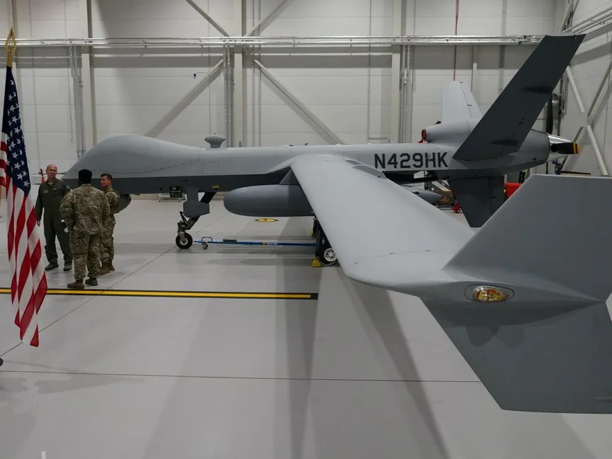 طائرة أميركية مسيّرة من طراز "MQ-9B" في قاعدة جوية أميركية بأستونيا - REUTERS