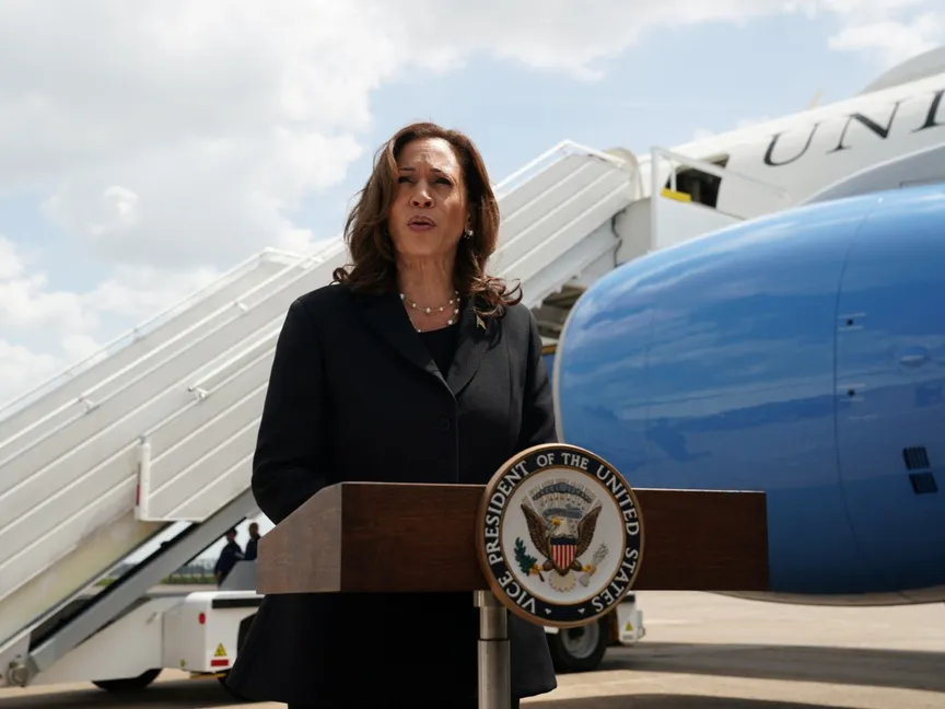 نائبة الرئيس الأميركي كامالا هاريس والمرشحة الديمقراطية في الانتخابات تلقي كلمة في هيوستن بولاية تكساس قبل مغادرتها إلى العاصمة واشنطن. 1 أغسطس 2024 - Reuters