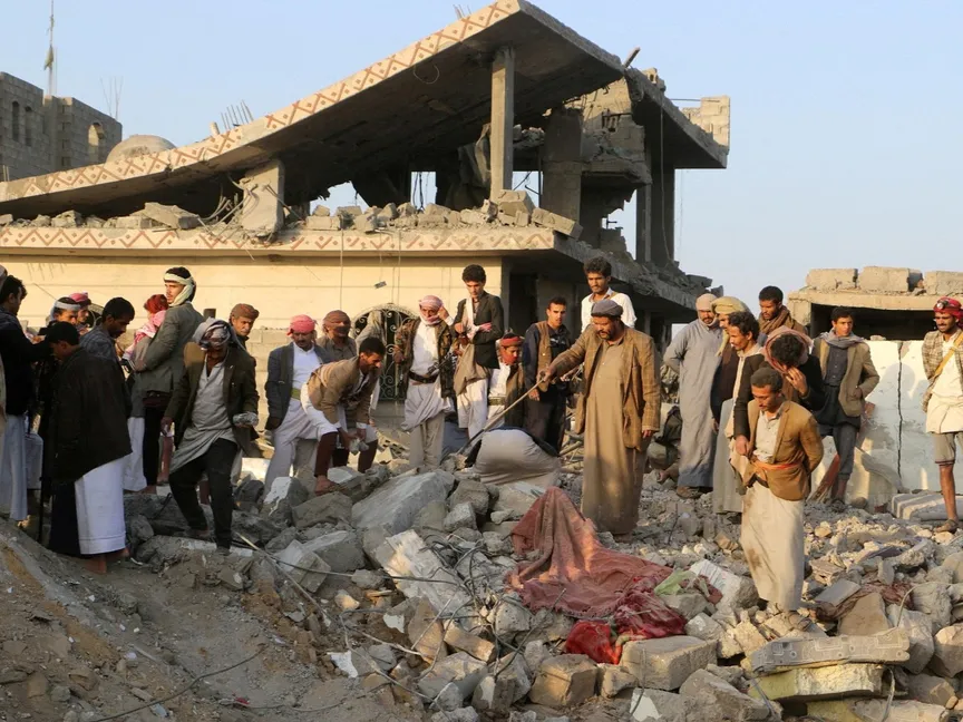 يمنيون يتجمعون على أنقاض منزل دمرته غارة أميركية في محافظة صعدة باليمن. 16 مارس 2025 - REUTERS
