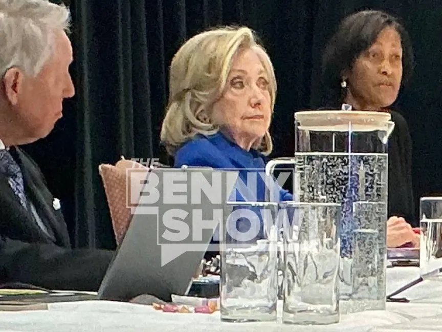 جانب من جلسة الاستماع المغلقة لوزيرة الخارجية الأميركية السابقة هيلاري كلينتون أمام لجنة الرقابة في مجلس النواب. 26 فبراير 2026 - x/bennyjohnson