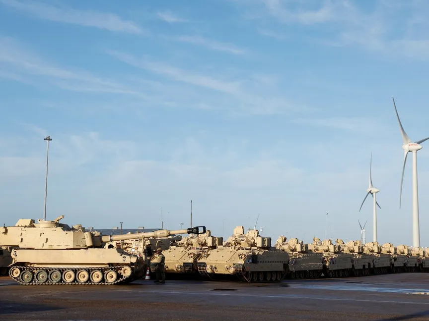 مركبات تابعة للجيش الأميركي تشارك في مهمة حلف شمال الأطلسي لتعزيز الجناح الشرقي للتحالف بعد الغزو الروسي لأوكرانيا في فليسينجين بهولندا. 11 يناير 2023 - Reuters