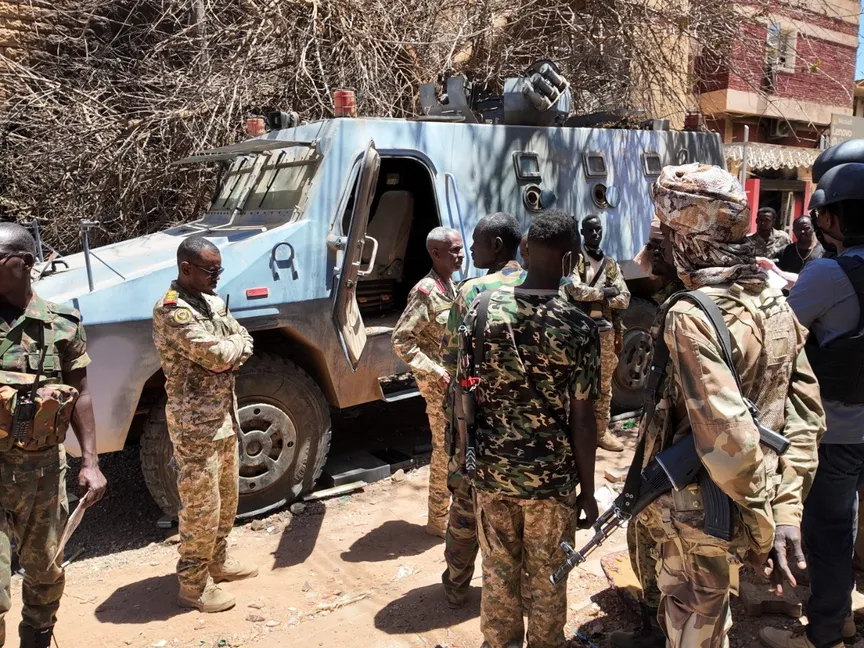 أفراد من الجيش السوداني يتجمعون بجانب مركبات عسكرية مدمرة بعد معركة مع قوات الدعم السريع في العاصمة الخرطوم بالسودان. 25 مارس 2025 - Reuters