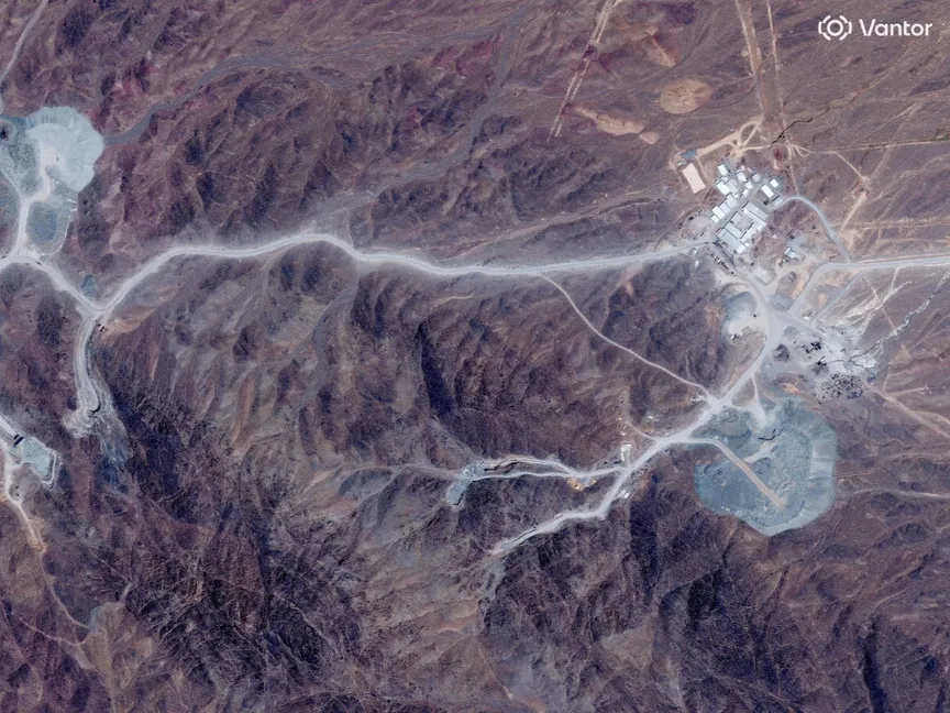 صورة التقطت بالأقمار الاصطناعية لمداخل أنفاق تحت جبل الفأس القريب من منشأة نظنز في إيران. 30 يونيو 2026 - Reuters