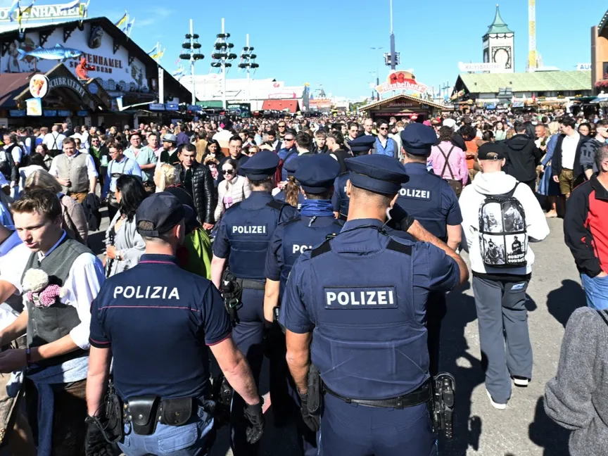 قوات من الشرطة الألمانية والإيطالية خلال فعالية في مدينة ميونيخ. 3 أكتوبر 2025 - REUTERS