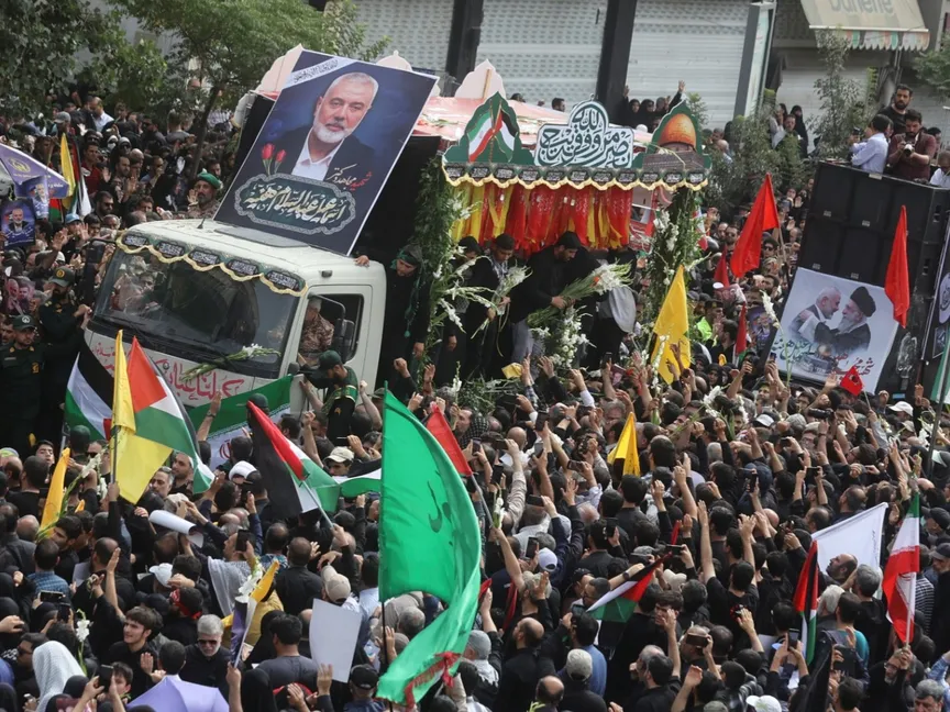 إيرانيون يحضرون جنازة رئيس المكتب السياسي لحركة حماس إسماعيل هنية في طهران. 1 أغسطس 2024 - رويترز