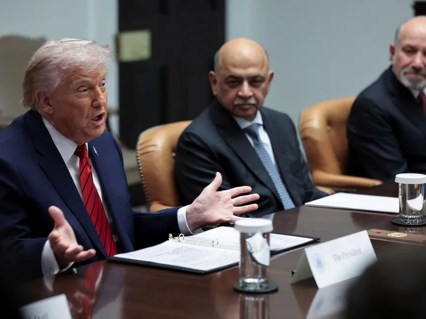 الرئيس الأميركي دونالد ترمب يشارك في طاولة مستديرة مع الرئيس التنفيذي لشركة "آي بي إم" أرفيند كريشنا وعدد من قادة الأعمال في البيت الأبيض بواشنطن العاصمة، الولايات المتحدة، 10 ديسمبر 2025 - REUTERS