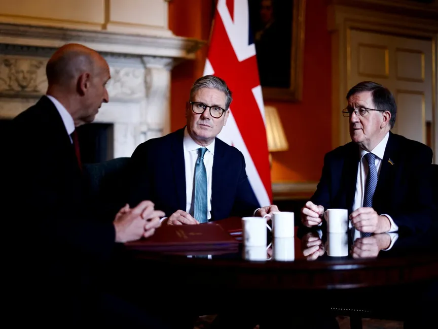 رئيس الوزراء البريطاني كير ستارمر (وسط) يلتقي وزير الدفاع البريطاني جون هيلي (يسار) وعضو مجلس اللوردات جورج روبرتسون (يمين) في داونينج ستريت. لندن في 16 يوليو 2024 - reuters