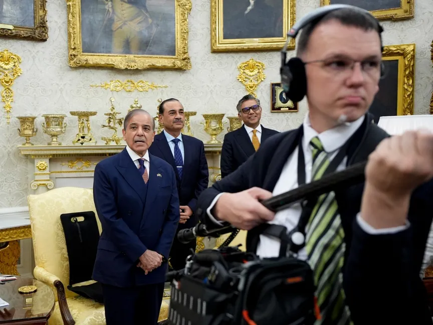 رئيس الوزراء الباكستاني شهباز شريف (يسار) رفقة قائد الجيش الجنرال عاصم منير (وسط) في البيت الأبيض بواشنطن. 25 سبتمبر 2025 - Bloomberg