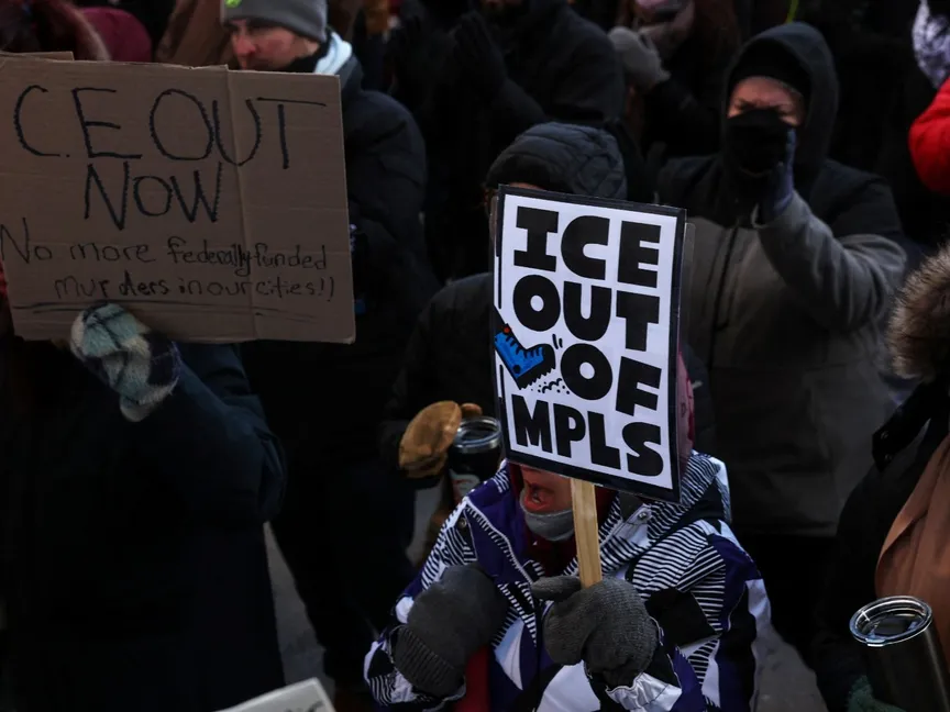 مظاهرة في مدينة مينيابوليس بولاية مينيسوتا الأميركية بعد يوم من مقتل أليكس بريتي برصاص عناصر من إدارة الهجرة الفيدرالية. 25 يناير 2026 - reuters