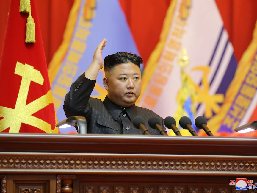 الزعيم الكوري الشمالي كيم جونغ أون خلال ورشة عمل لقادة ومسؤولين سياسيين الجيش في بيونغ يانغ - 30 يوليو 2021 - REUTERS