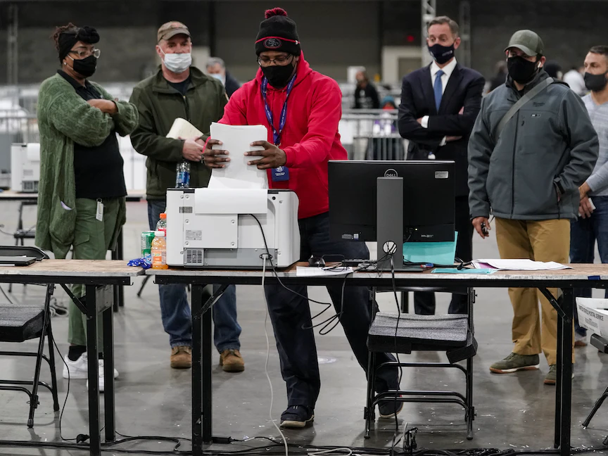 مسؤولون انتخابيون في ولاية جورجيا الأميركية أثناء فرز الأصوات بانتخابات مجلس النواب، 6 يناير 2021 - REUTERS