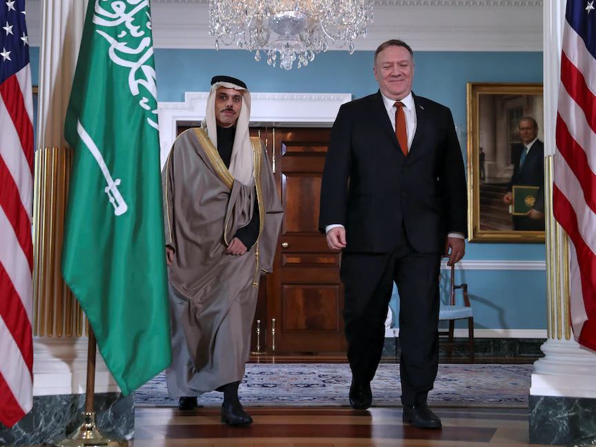 وزير الخارجية الأميركي مايك بومبيو ونظيره السعودي فيصل بن فرحان قبيل مؤتمر صحافي في واشنطن - فبراير 2020 - REUTERS
