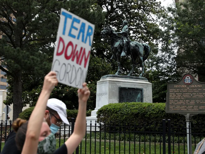 تماثيل "رموز العنصرية" هدف جديد لحركة الاحتجاج العالمية