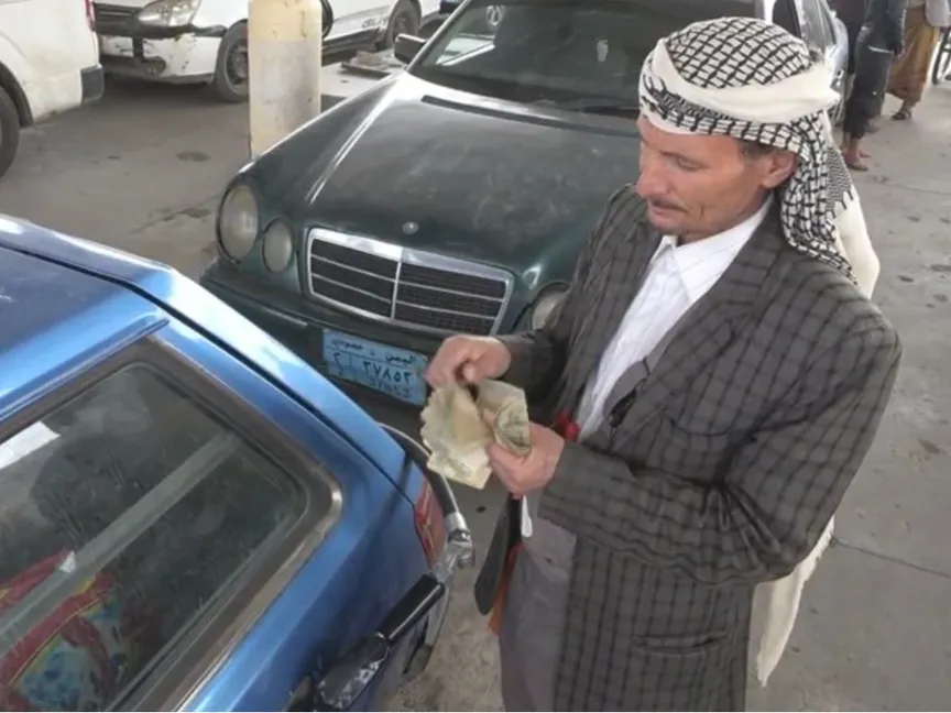 أزمة مشتقات نفطية خانقة في صنعاء