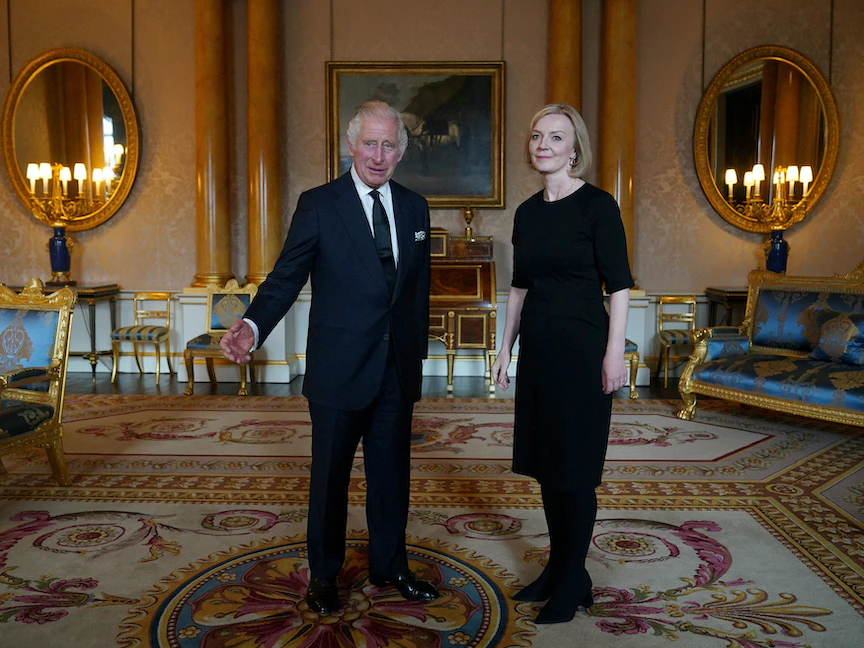 ملك بريطانيا تشارلز الثالث يلتقي رئيسة الوزراء ليز ترَس، 9 سبتمبر 2022. - REUTERS