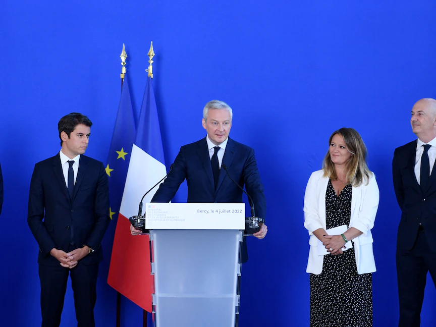 وزير الاقتصاد والمالية الفرنسي برونو لومير يرحب بعدد من وزراء الحكومة الجديدة في باريس - 4 يوليو 2022 - AFP