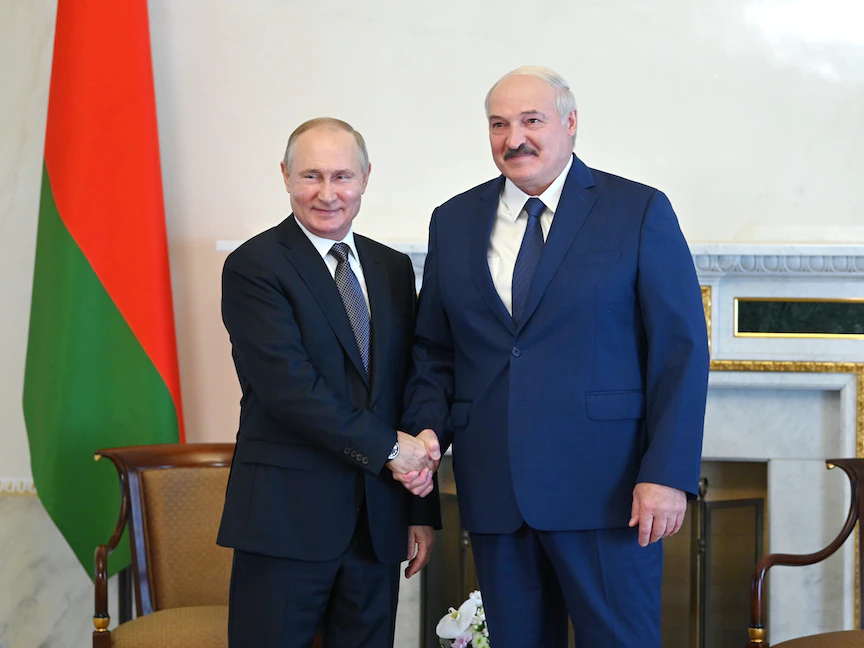 الرئيس الروسي فلاديمير بوتين يصافح الرئيس البيلاروسي ألكسندر لوكاشينكو خلال اجتماع في سانت بطرسبرغ - روسيا - 13 يوليو 2021 - REUTERS