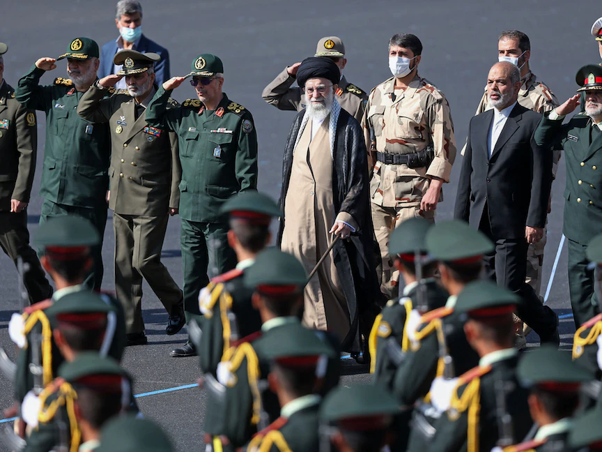 المرشد الإيراني علي خامنئي خلال حفل تخرج عدد من العناصر العسكرية في العاصمة طهران. 3 أكتوبر 2022 - AFP