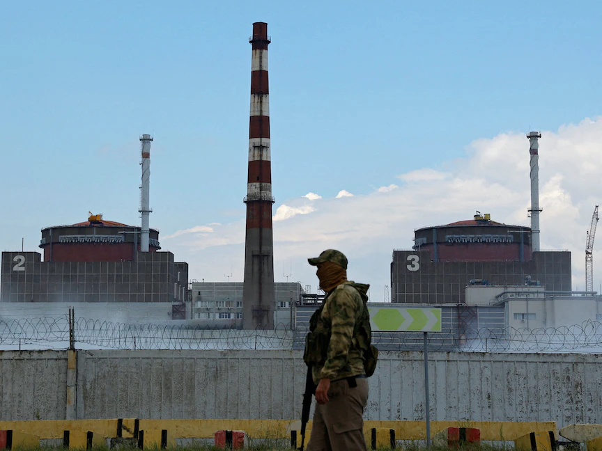 جندي روسي يقف في حراسة بالقرب من محطة زابوريجيا للطاقة النووية. 4 أغسطس 2022 - REUTERS