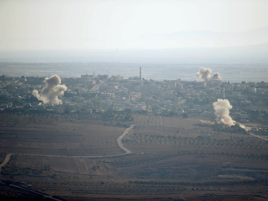 دخان من انفجارات سابقة في سبتمبر 2016 يتصاعد خلال قتال في قرية جباتا الخشب التي تسيطر عليها فصائل المعارضة السورية، كما شوهد من الجانب الإسرائيلي من السياج الحدودي بين سوريا ومرتفعات الجولان التي تحتلها إسرائيل - REUTERS