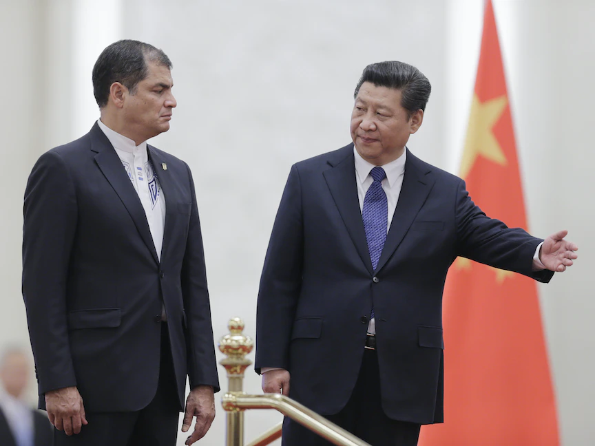 الرئيس الصيني شي جين بينج ونظيره الإكوادوري السابق رافاييل كوريا خلال لقائهما في بكين - 7 يناير 2015 - REUTERS