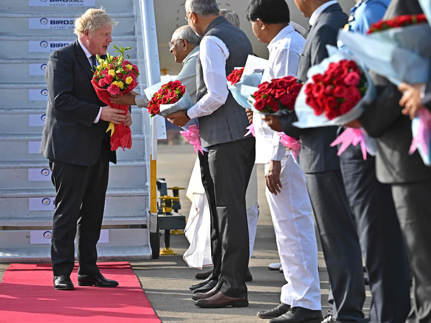 مسؤولون في استقبال رئيس الوزراء البريطاني بوريس جونسون لدى وصوله إلى مطار أحمد آباد- 21 أبريل 2022 - AFP