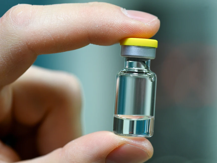 عامل يعرض عقاراً طبياً في أحد المختبرات بمدينة ديساو روسلاو الألمانية - 23 نوفمبر - REUTERS