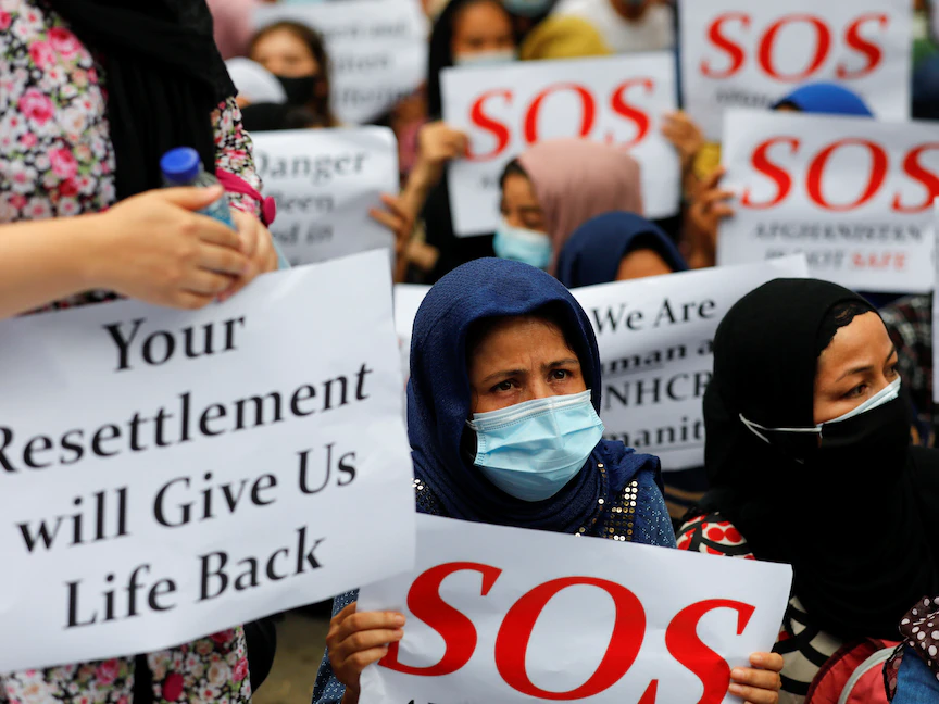 لاجئون أفغان يحملون لافتات يطالبون بالعدالة وإعادة التوطين خلال تجمع حاشد خارج مكتب المفوضية السامية للأمم المتحدة لشؤون اللاجئين في جاكرتا بإندونيسيا. 24 أغسطس 2021 - REUTERS