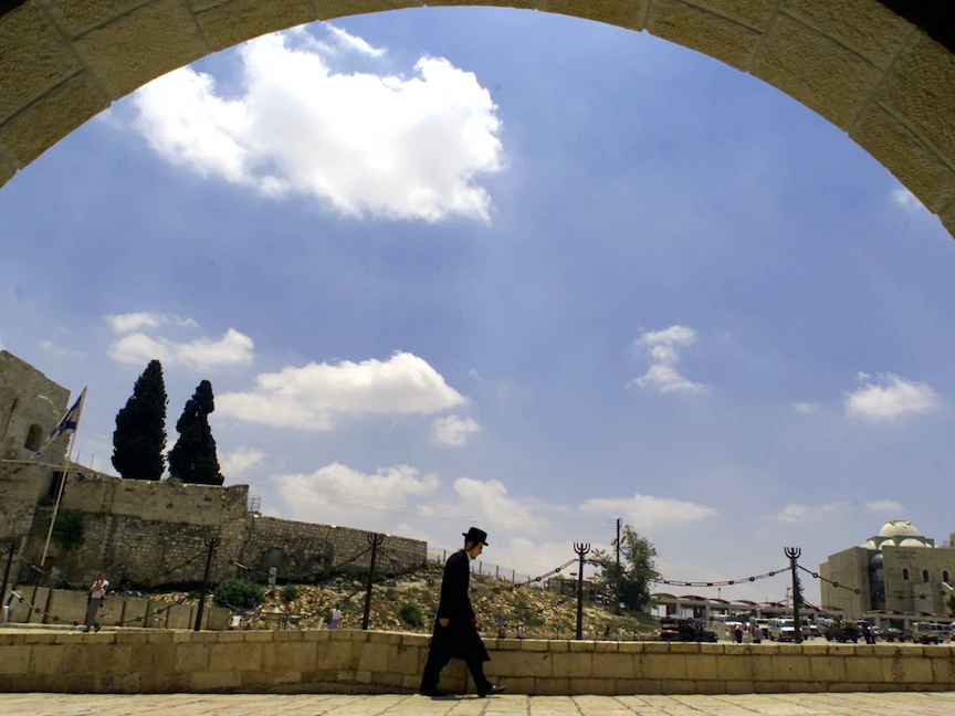 يهودي متشدد عائد بعد أداء صلاة عند حائط البراق في القدس. 12 يوليو 2002 - REUTERS