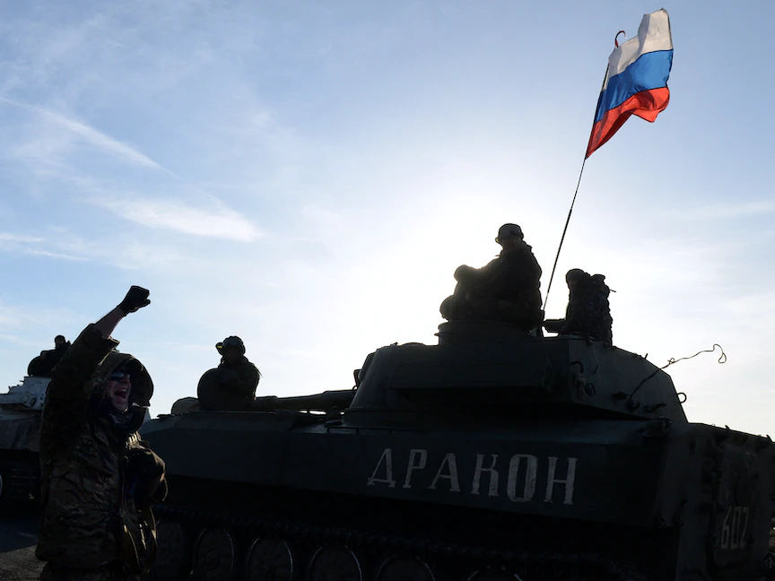 علم روسيا يرفرف فوق إحدى الدبابات على الحدود مع أوكرانيا - AFP