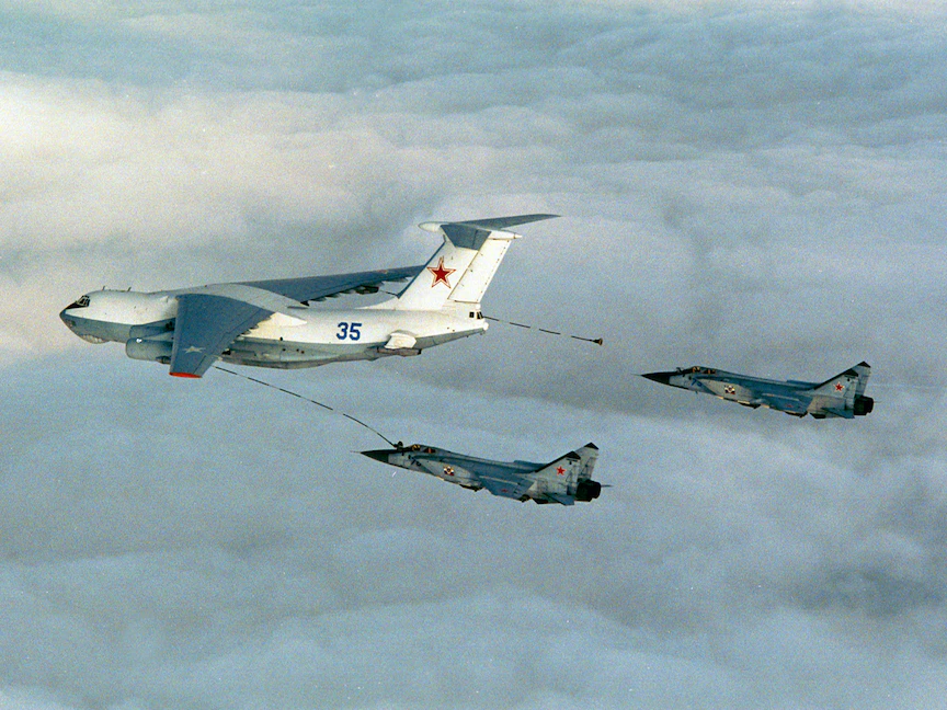 مقاتلات روسية بينها "ميغ 31" خلال عرض عسكري جوي - AFP