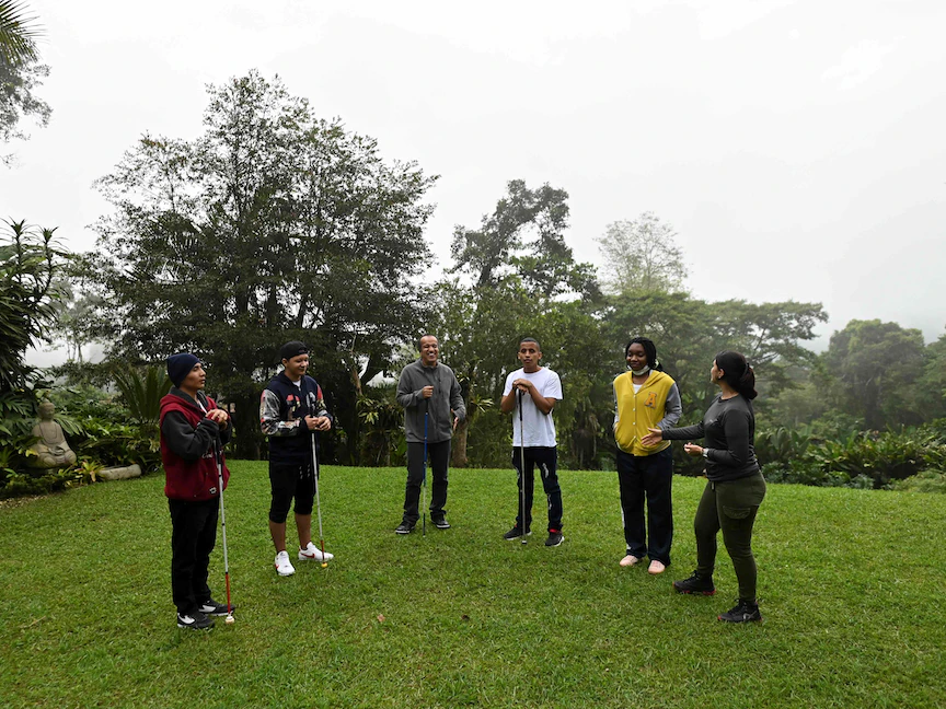 "دليل صوتي" يساعد فاقدي البصر على تمييز أصوات العصافير 