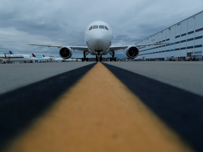 طائرة بوينج 787 "دريملاينر"، قبل تسليمها لشركة الخطوط الجوية السنغافورية في مصنع بوينج ساوث كارولينا بالولايات المتحدة، 25 مارس 2018 - REUTERS