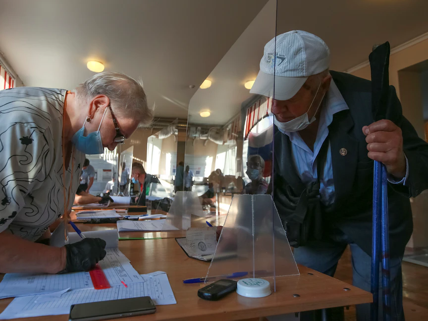 روسي يدلي بصوته في اليوم الأخير من الانتخابات البرلمانية الروسية التي استمرت 3 أيام، بمدينة فلاديفوستوك الروسية. 19 سبتمبر 2021 - REUTERS