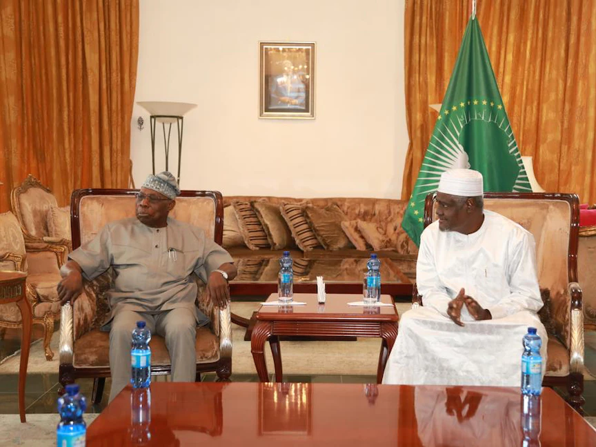 رئيس مفوضية الاتحاد الإفريقي موسى فكي محمد خلال لقاءه المبعوث الخاص للقرن الإفريقي أولوسيجون أوباسانجو في إثيوبيا- 10 سبتمبر 2022 - @AUC_MoussaFaki