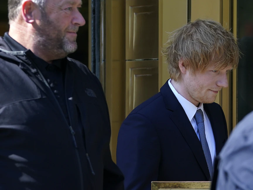 المغني وكاتب الأغاني البريطاني إد شيران يصل للإدلاء بشهادته بشأن دعوى انتهاك حقوق الملكية الفكرية لمارفن جاي في محكمة مانهاتن الفيدرالية في نيويورك. 25 أبريل 2023 - AFP