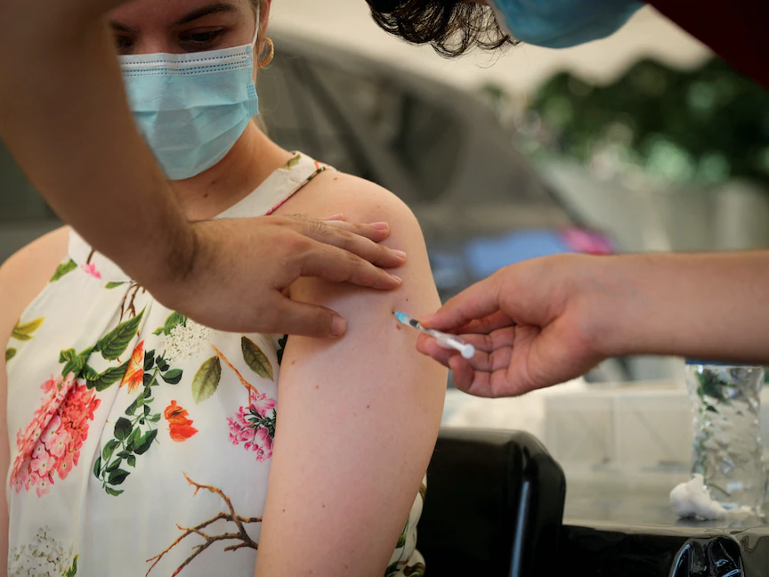 سيدة جنوب إفريقية تتلقى جرعة لقاح مضاد لكورونا في جوهانسبرج- 4 ديسمبر 2021 - REUTERS