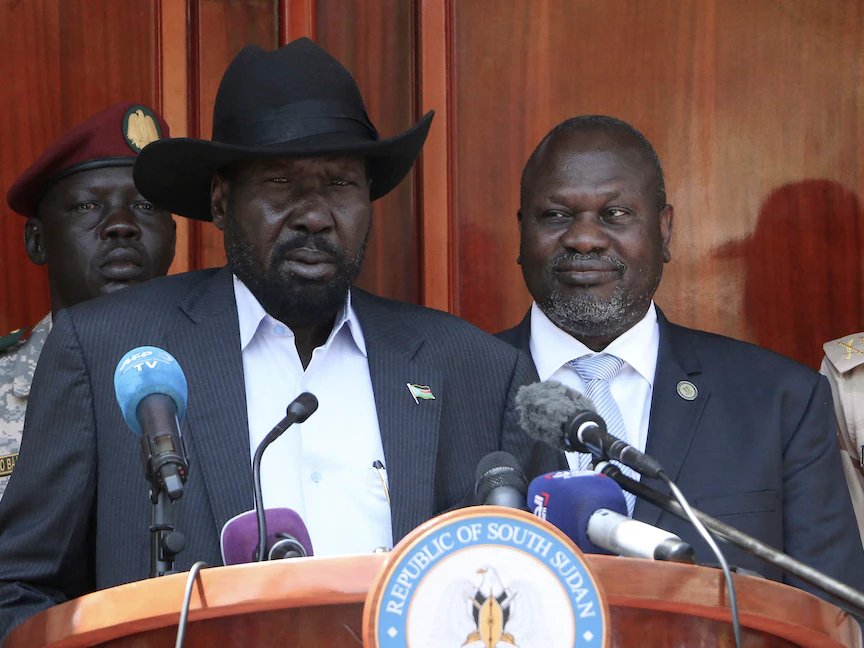 رئيس جنوب السودان سلفاكير وخصمه رياك مشار (خلفه على اليمين) في جوبا، 20 فبراير 2020 - AFP
