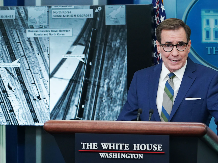 منسق الاتصالات الاستراتيجية بمجلس الأمن القومي التابع للبيت الأبيض جون كيربي يعرض صورة مؤرخة في 18 نوفمبر لما قال إنه قطار روسي يحمل شحنة أسلحة من كوريا الشمالية، البيت الأبيض، واشنطن - 20 يناير 2023 - AFP