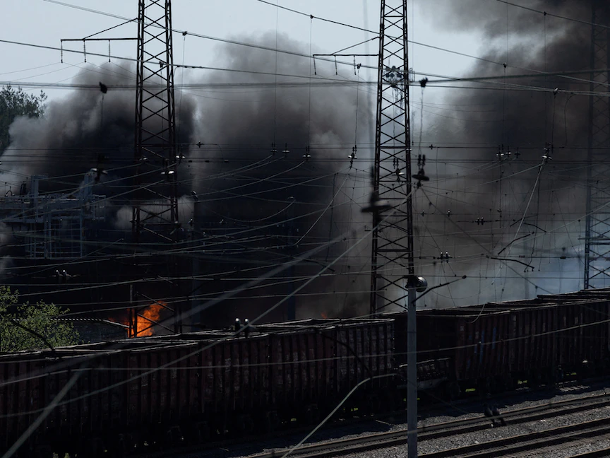 دخان يتصاعد بعد غارة على منشأة بالقرب من محطة سكة حديدية في مدينة ليمان الواقعة على خط المواجهة في منطقة دونيتسك بشرق أوكرانيا - 28 أبريل 2022 - REUTERS