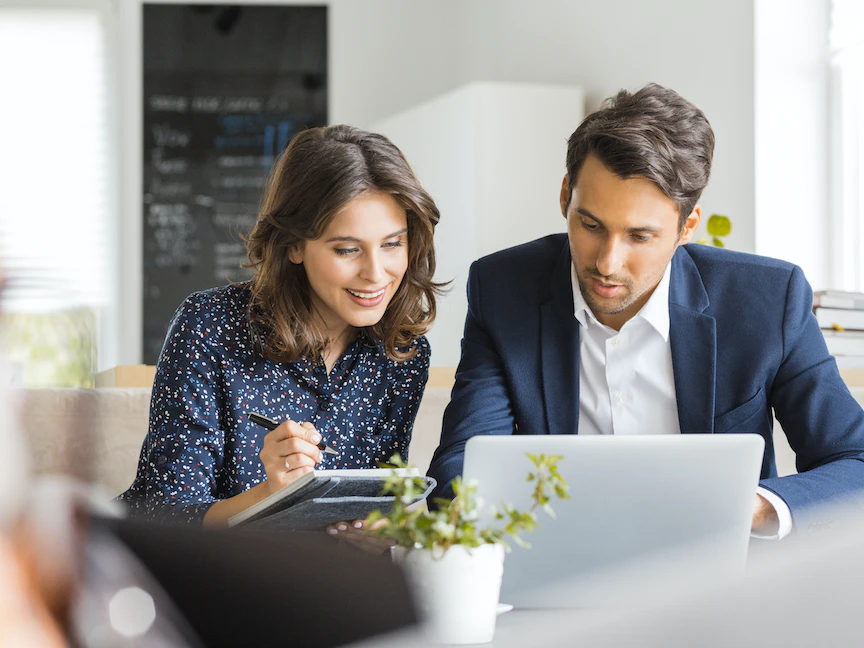 رجل وامرأة يتعاونان على انجاز مشروع عمل مشترك - Getty Images