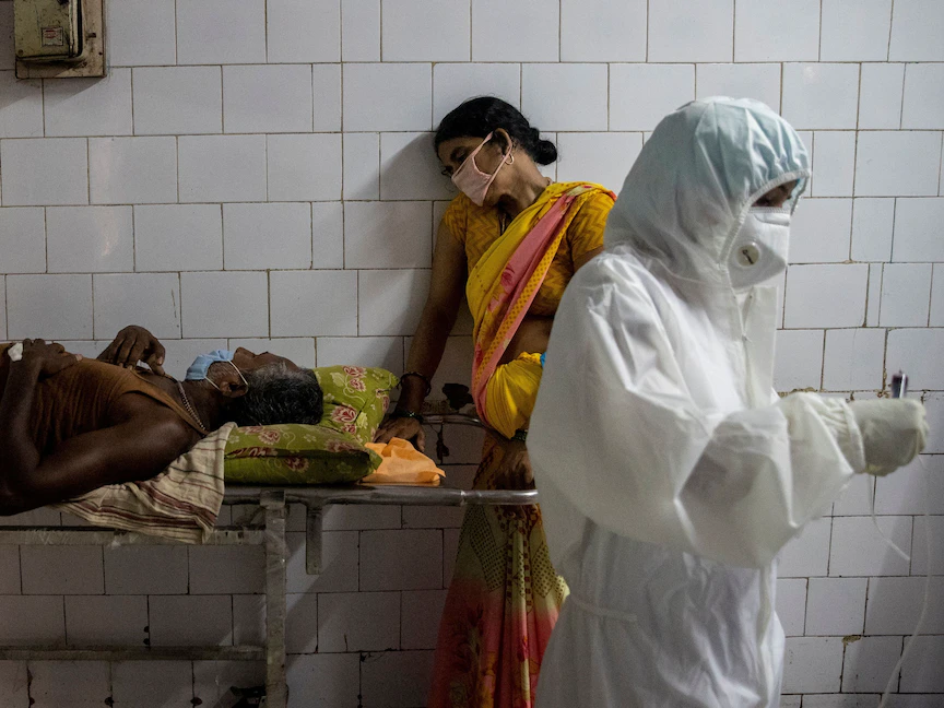 امرأة مع زوجها في جناح الطوارئ بمستشفى "جواهر لال نهرو" أثناء تفشي فيروس كورونا، بهاغالبور، 27 يوليو 2020 - REUTERS