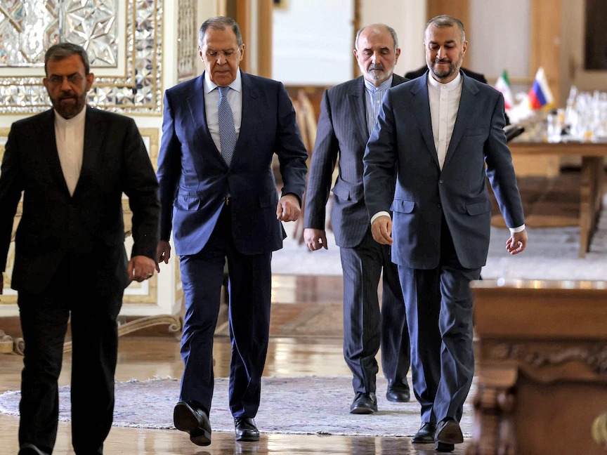 وزير الخارجية الإيراني حسين أمير عبد اللهيان ونظيره الروسي سيرجي لافروف (وسط) في مقر وزارة الخارجية في العاصمة الإيرانية طهران - 23 يونيو 2022 - AFP