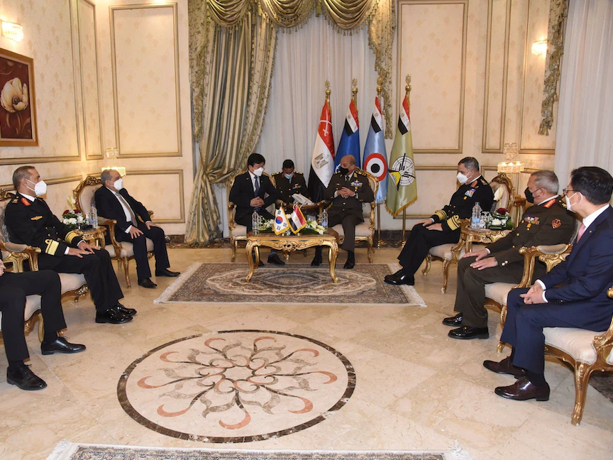 جلسة مباحثات بين وزير الدفاع المصري ووزير المشتريات الدفاعية الكوري الجنوبي، القاهرة، مصر، 1 فبراير 2022 - الصفحة الرسمية للمتحدث العسكري للقوات المسلحة المصرية