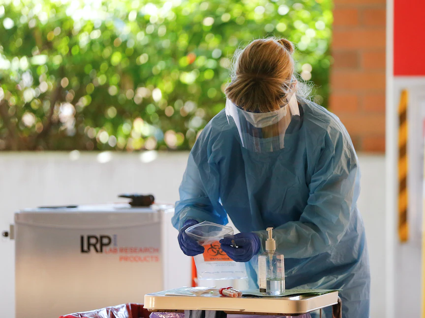 ممرضة تعالج عينة مريض في موقع اختبار للكشف عن فيروس كورونا والفيروس المخلوي التنفسي "RSV" في سياتل، واشنطن، الولايات المتحدة، 9 مارس 2020. - REUTERS