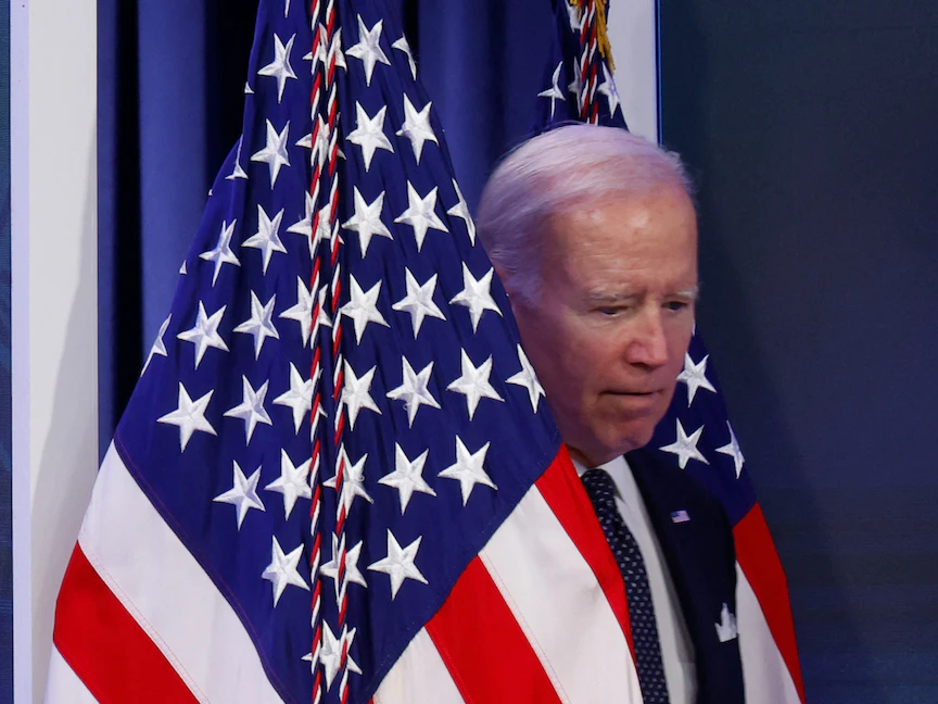 الرئيس الأميركي جو بايدن قبيل انطلاق مؤتمر صحافي في البيت الأبيض - 26 أكتوبر 2022 - REUTERS