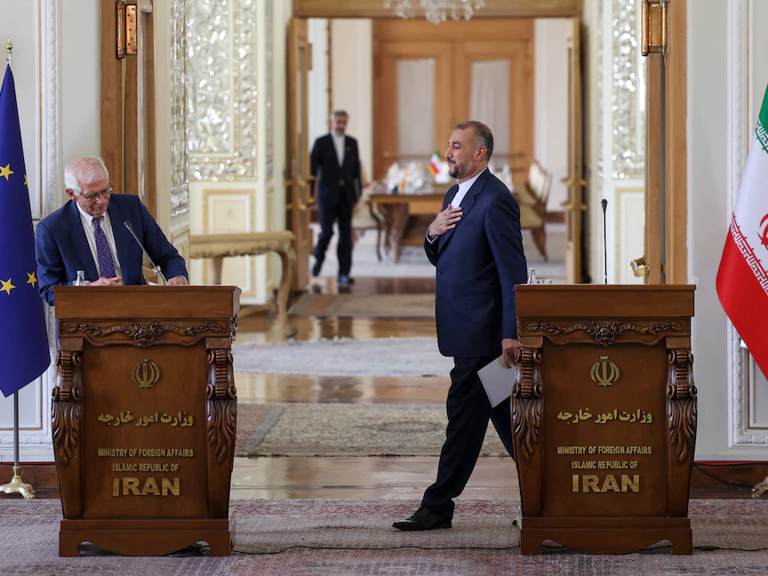 وزير الخارجية الإيراني حسين أمير عبد اللهیان خلال مؤتمر صحافي مع الممثل الأعلى للشؤون الخارجية والسياسة الأمنية بالاتحاد الأوروبي جوزيب بوريل في طهران - يونيو 2022 - AFP